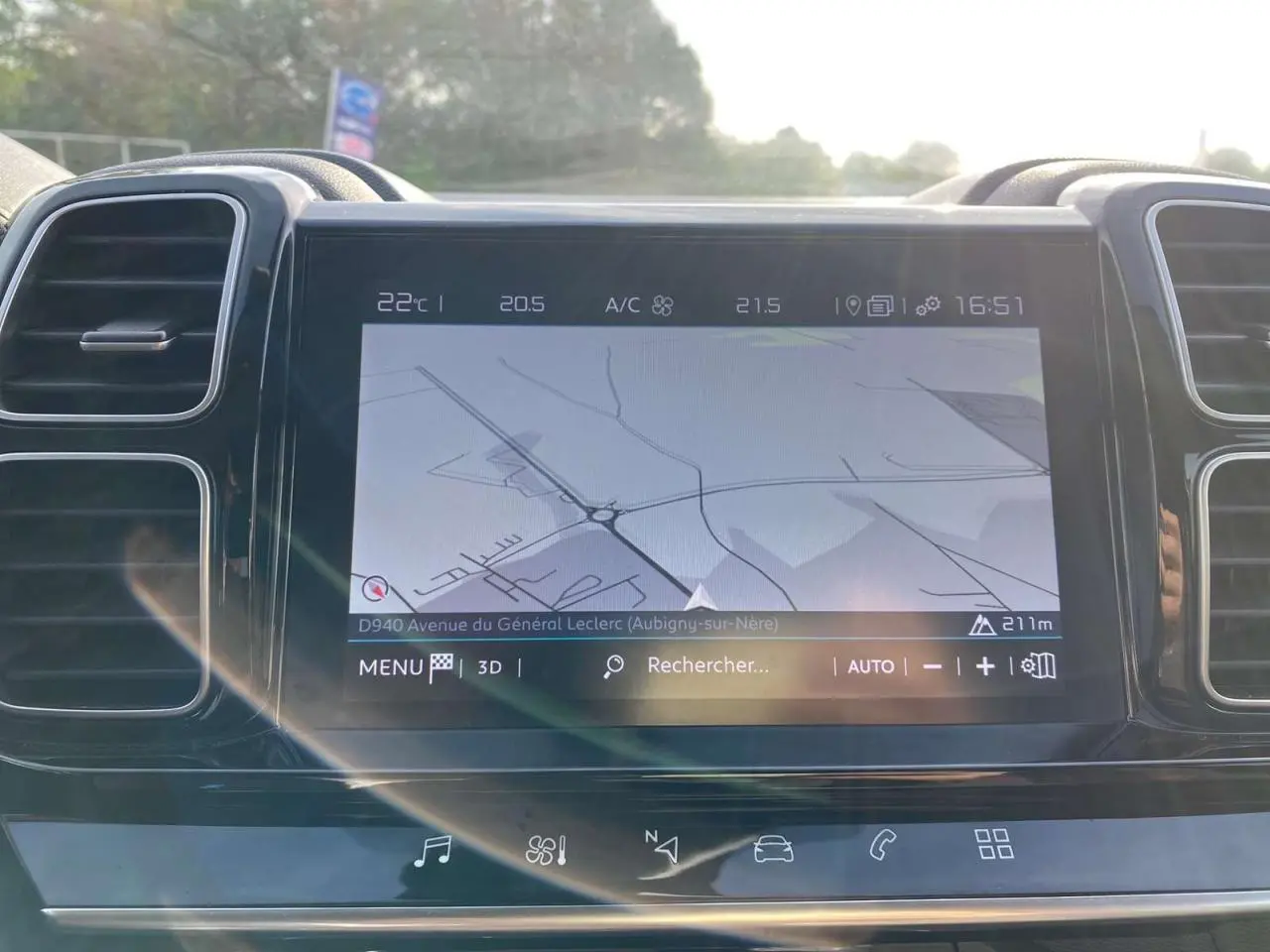 Écran tactile central du tableau de bord du Citroën C5 Aircross blanc, affichant la navigation GPS.