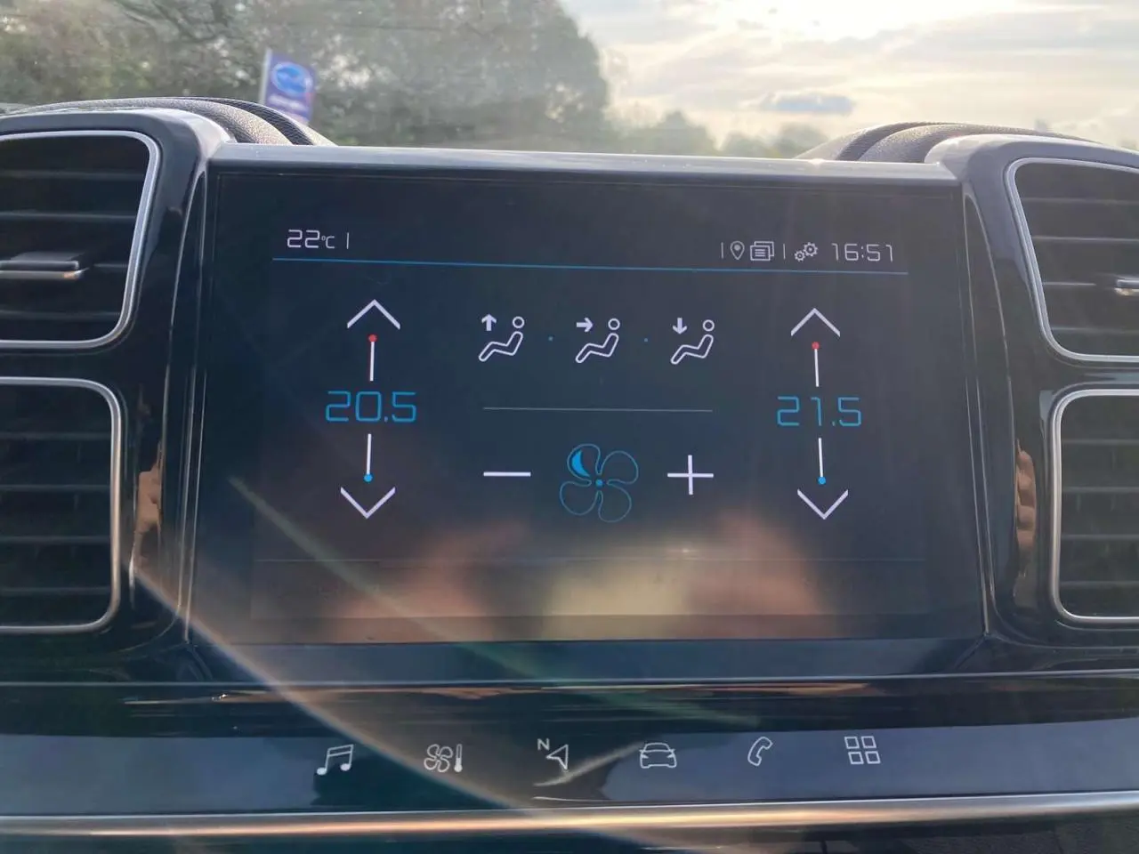 Écran tactile central de la climatisation bi-zone du Citroën C5 Aircross blanc, affichage des réglages de température.