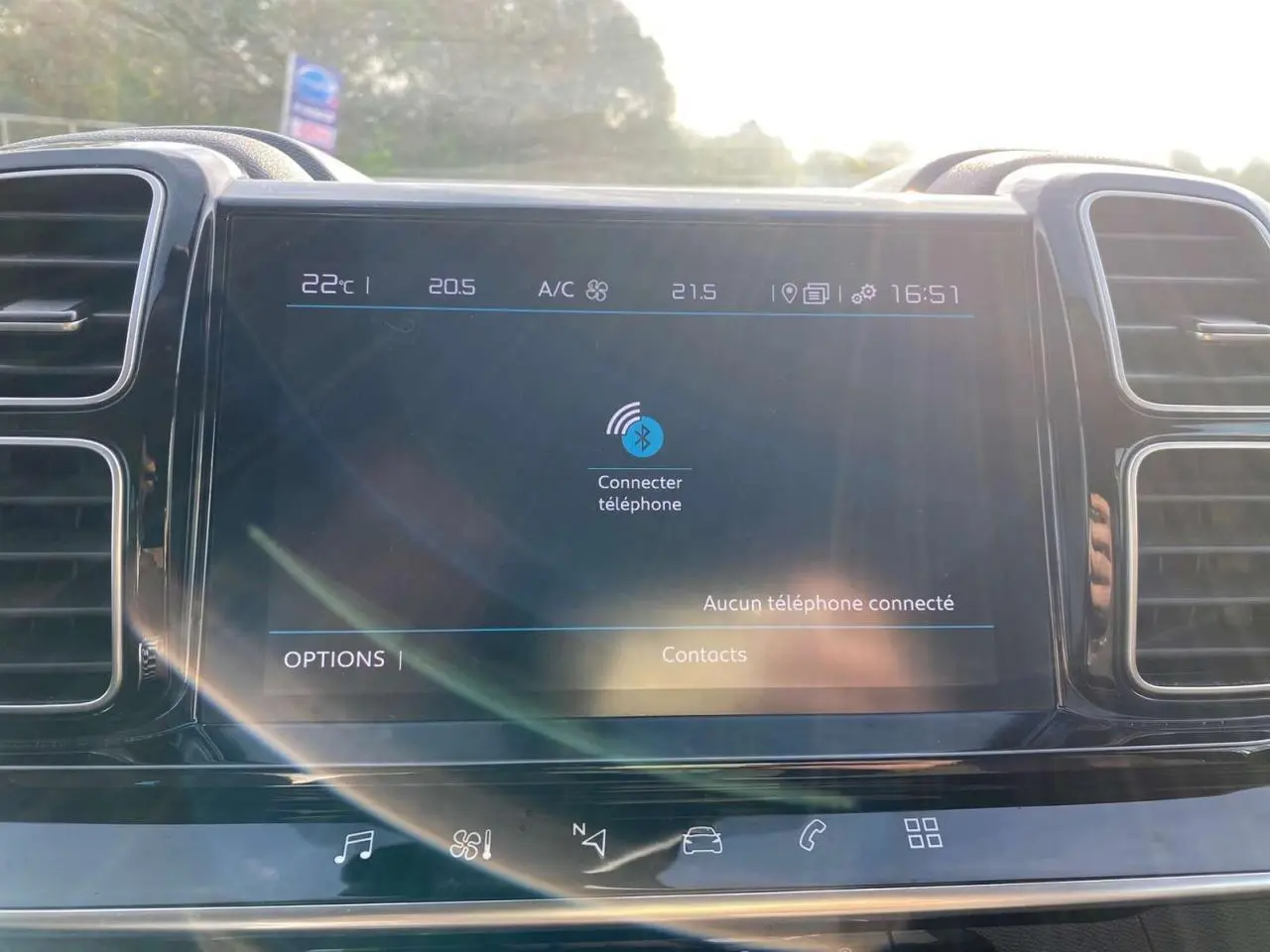 Écran tactile central du tableau de bord du Citroën C5 Aircross 2021, affichant la connexion Bluetooth.