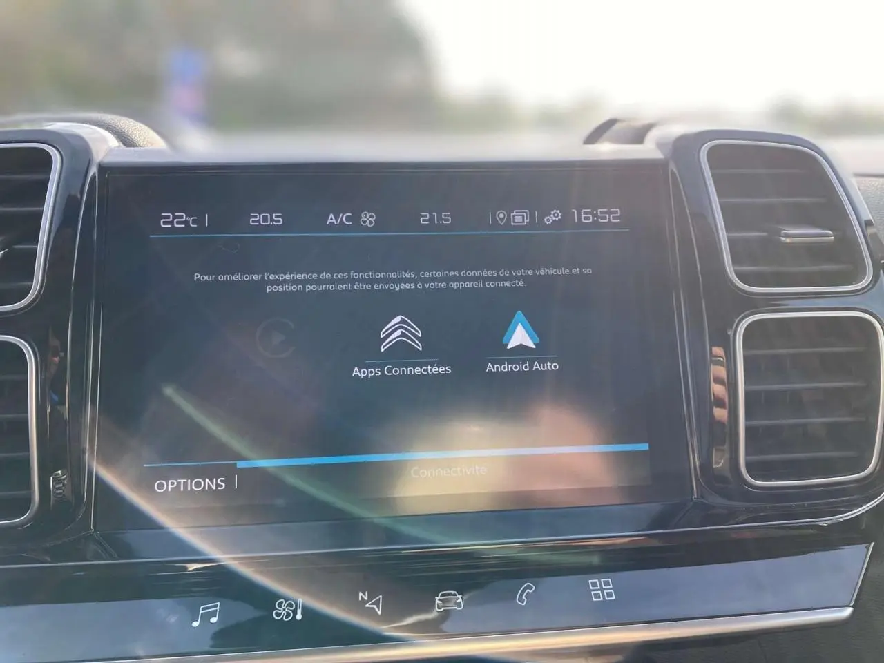 Écran tactile central du tableau de bord du Citroën C5 Aircross 2021, affichant les options connectées Android Auto.