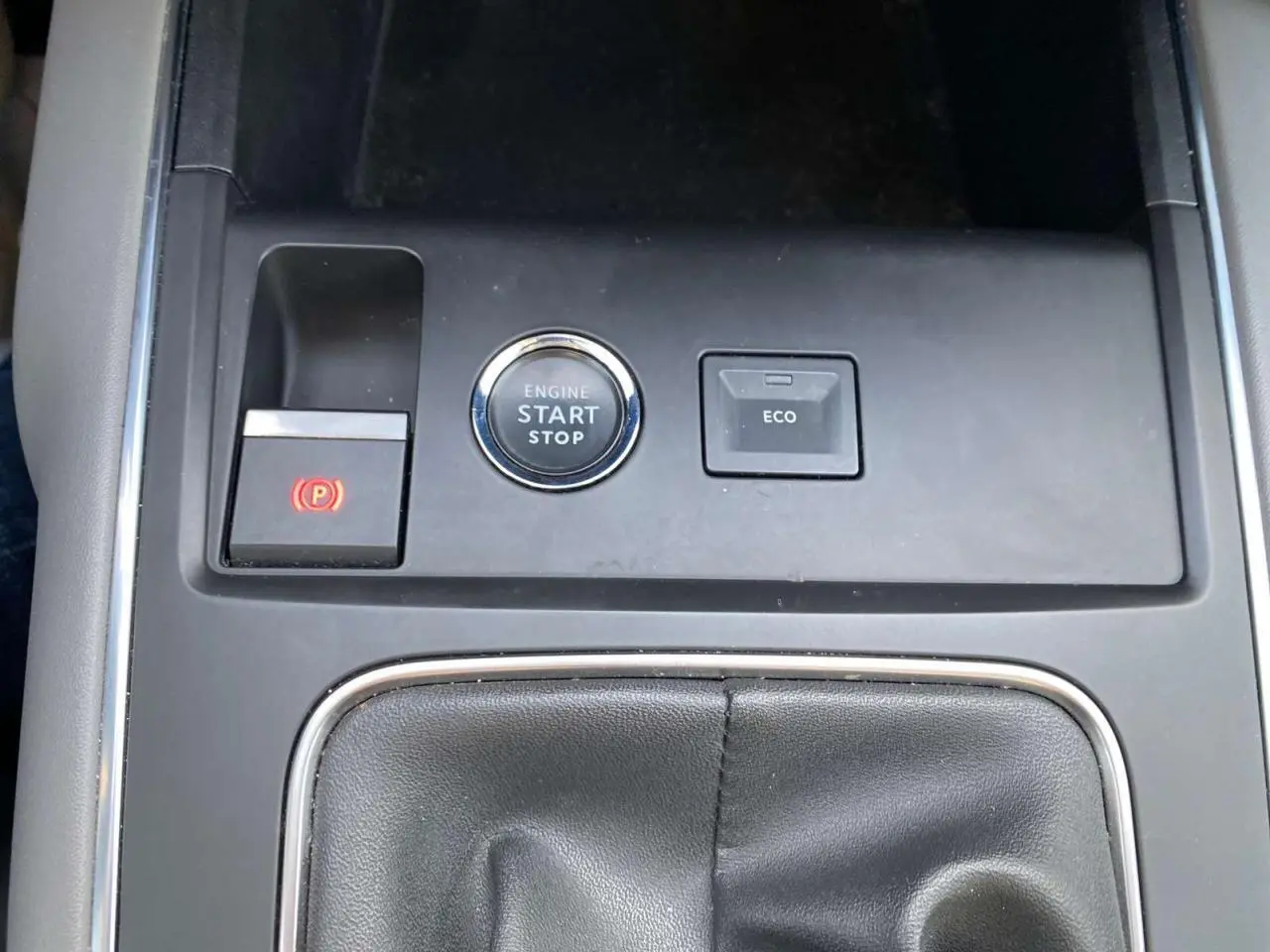 Gros plan sur la console centrale du Citroën C5 Aircross 2021 avec bouton start/stop et levier de vitesse cuir noir.