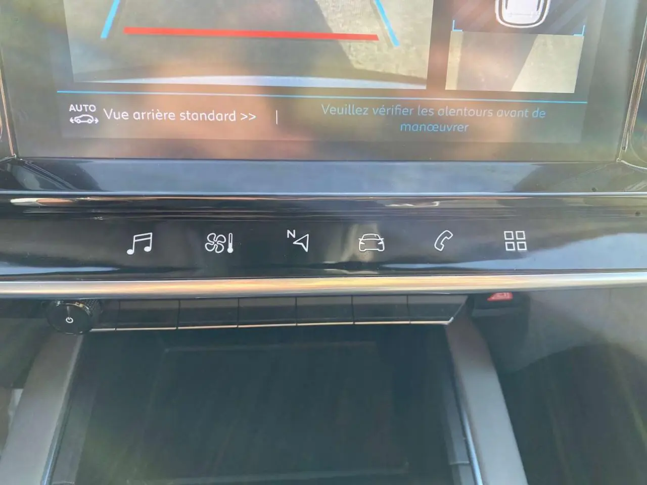 Vue rapprochée de la console centrale tactile du Citroën C5 Aircross 2021 avec commandes tactiles et affichage caméra de recul.