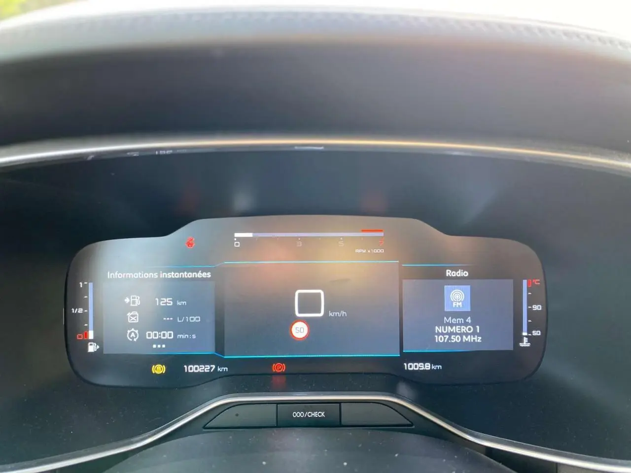 Tableau de bord numérique de Citroën C5 Aircross 2021 affichant vitesse, radio et informations instantanées.