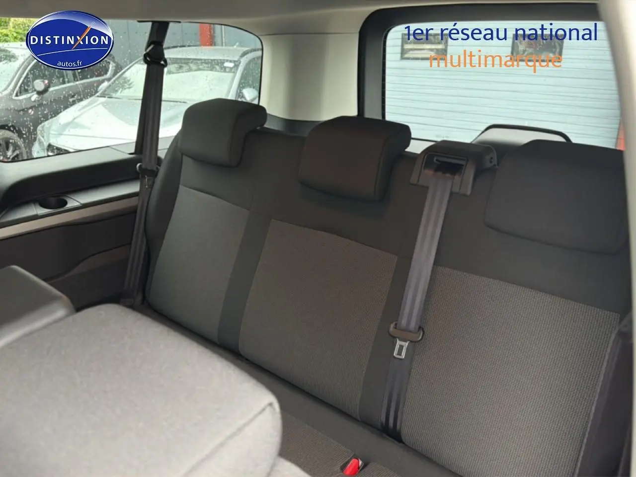 Vue intérieure de la banquette arrière 3 places du Fiat Scudo Combi gris titane avec ceinture centrale visible.
