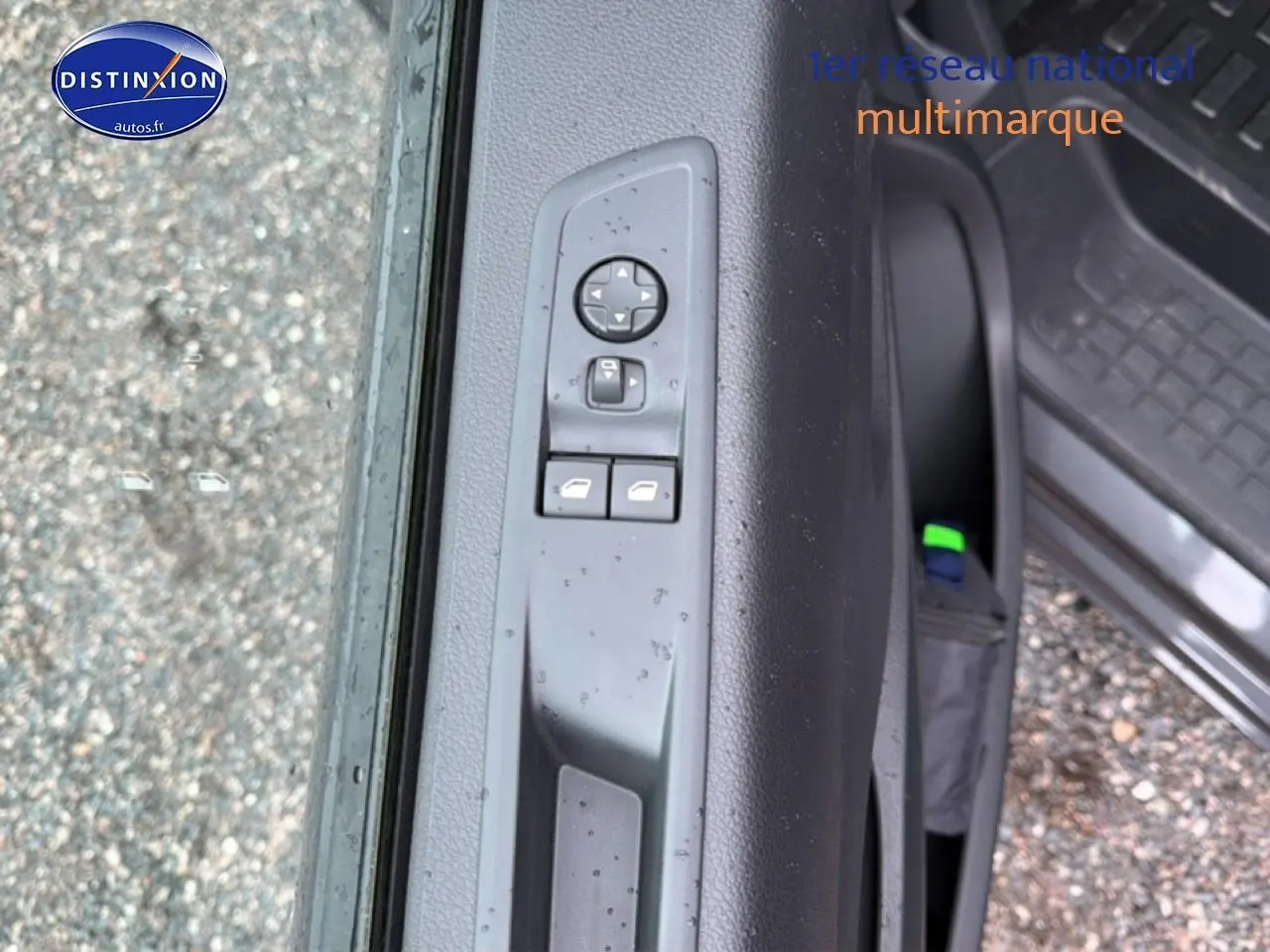 Détail des commandes des vitres électriques sur la porte côté gauche du Fiat Scudo Combi gris titane.