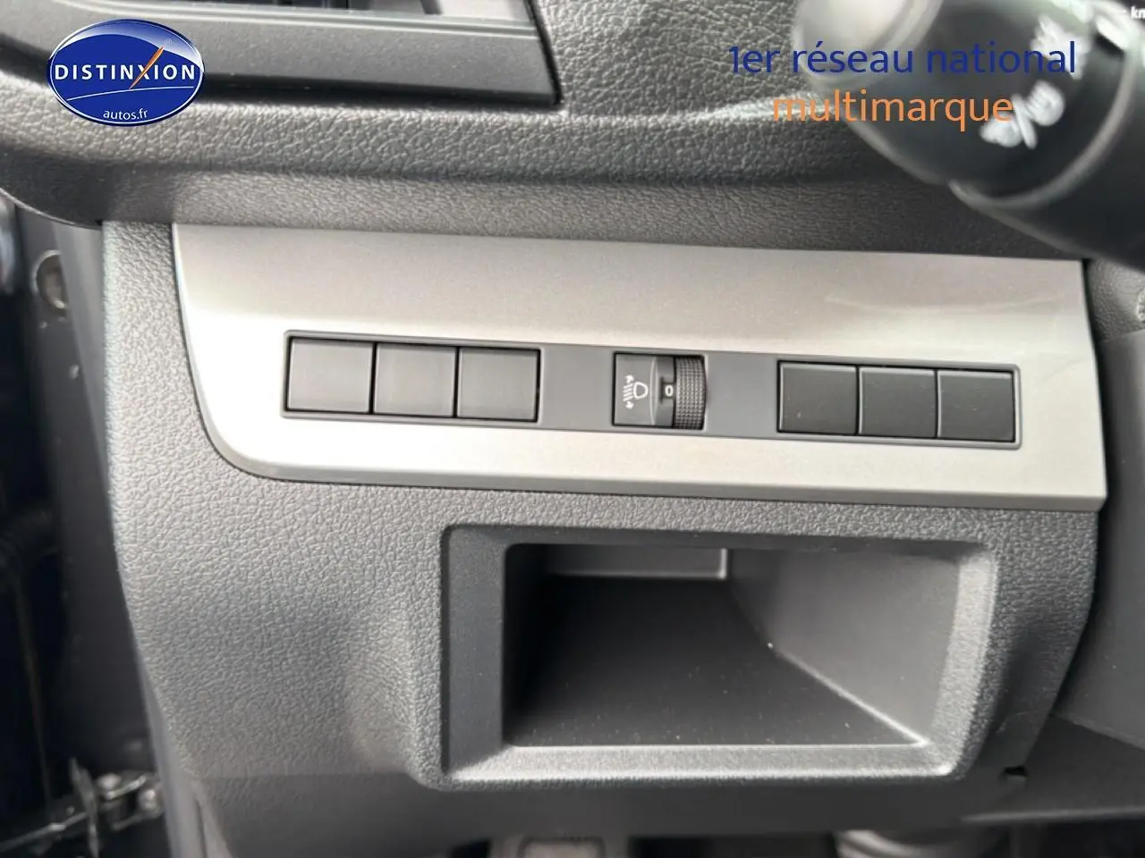 Détail intérieur du tableau de bord gris titane du Fiat Scudo Combi, avec commandes d’éclairage et rangement intégré.