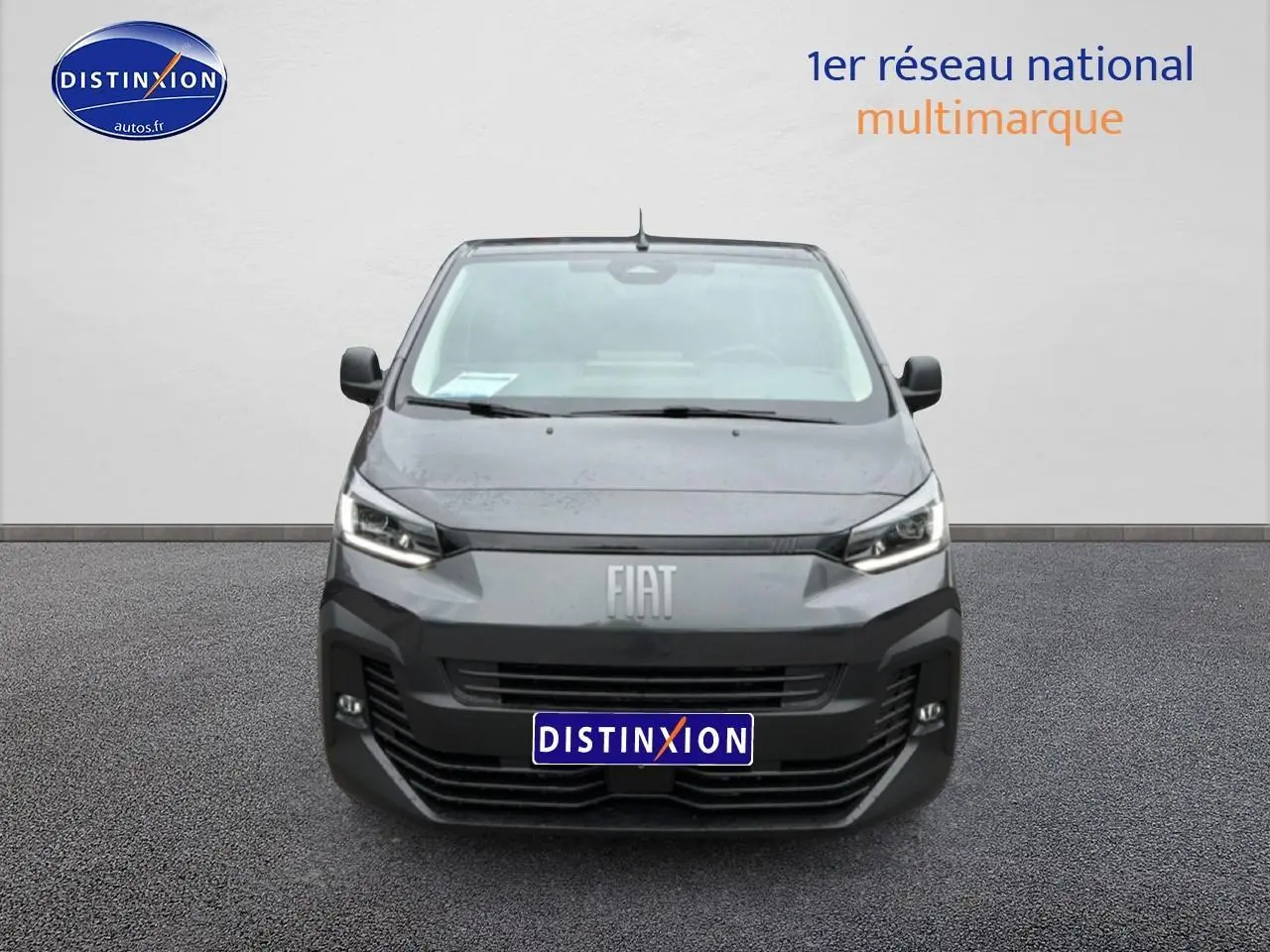 Vue frontale d'un FIAT Scudo Combi gris titane avec calandre noire et logo FIAT bien visible.