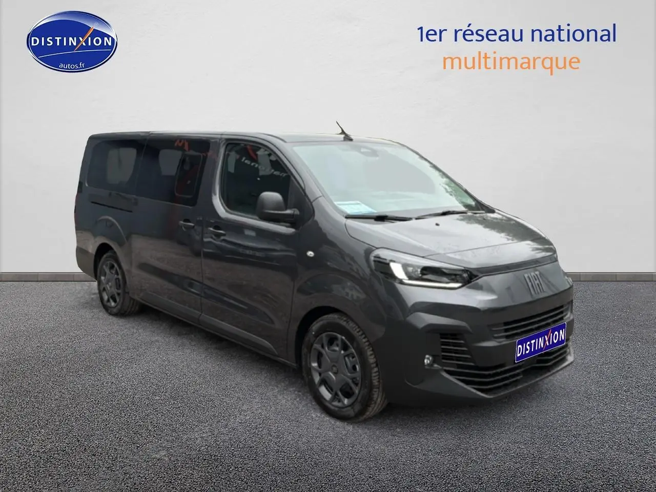 Vue 3/4 avant droit du FIAT Scudo Combi gris titane avec porte latérale coulissante et jantes foncées.
