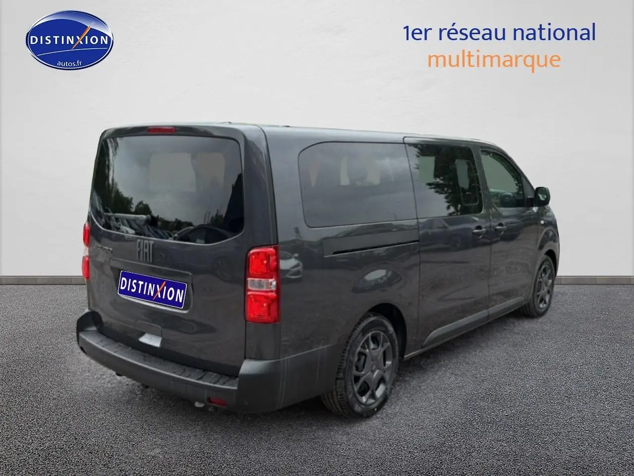 Vue 3/4 arrière droite d’un FIAT Scudo Combi gris titane avec porte latérale coulissante et vitres teintées.