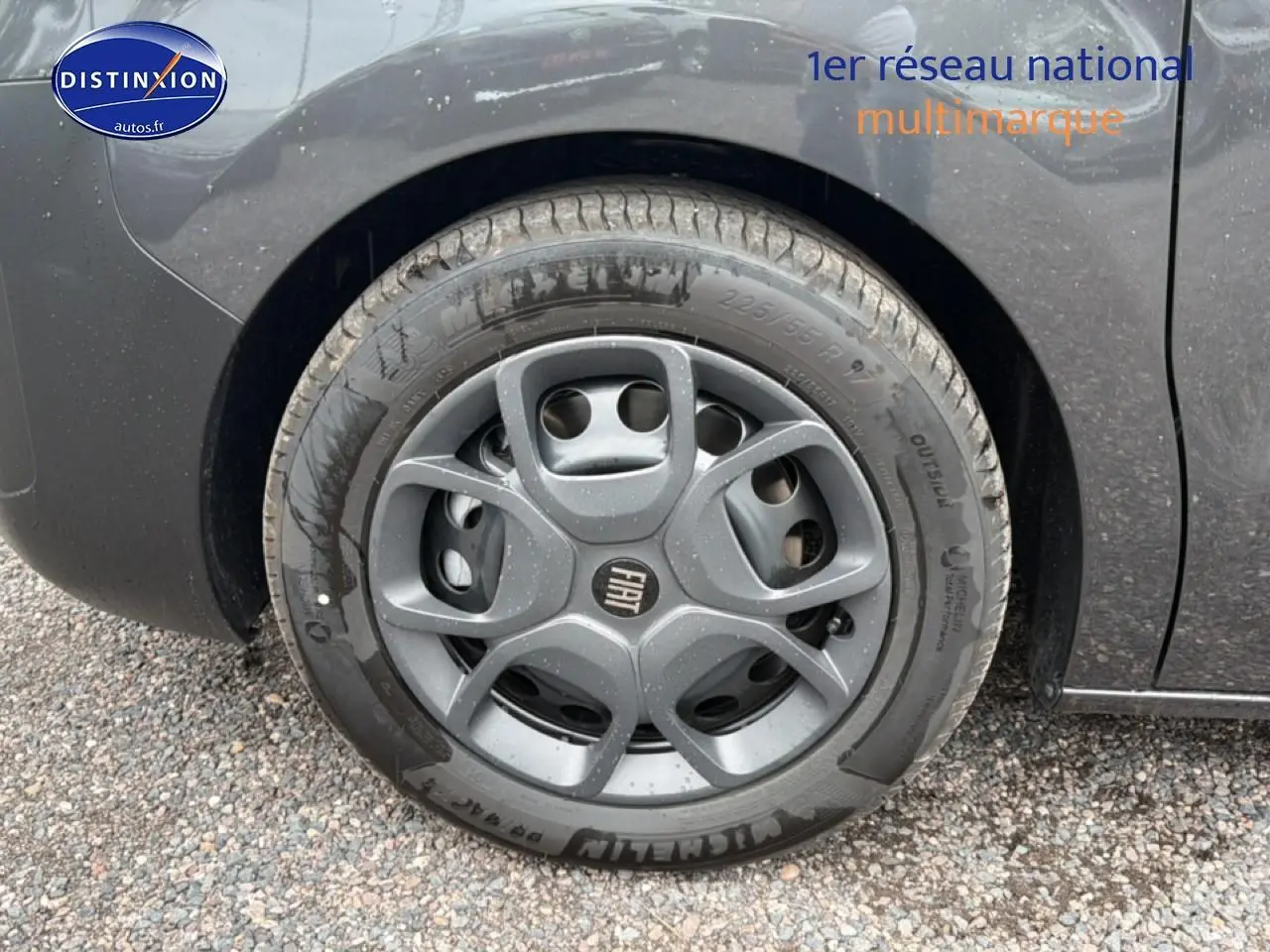 Gros plan sur la roue avant droite gris titane du Fiat Scudo Combi avec jante spécifique et logo central.