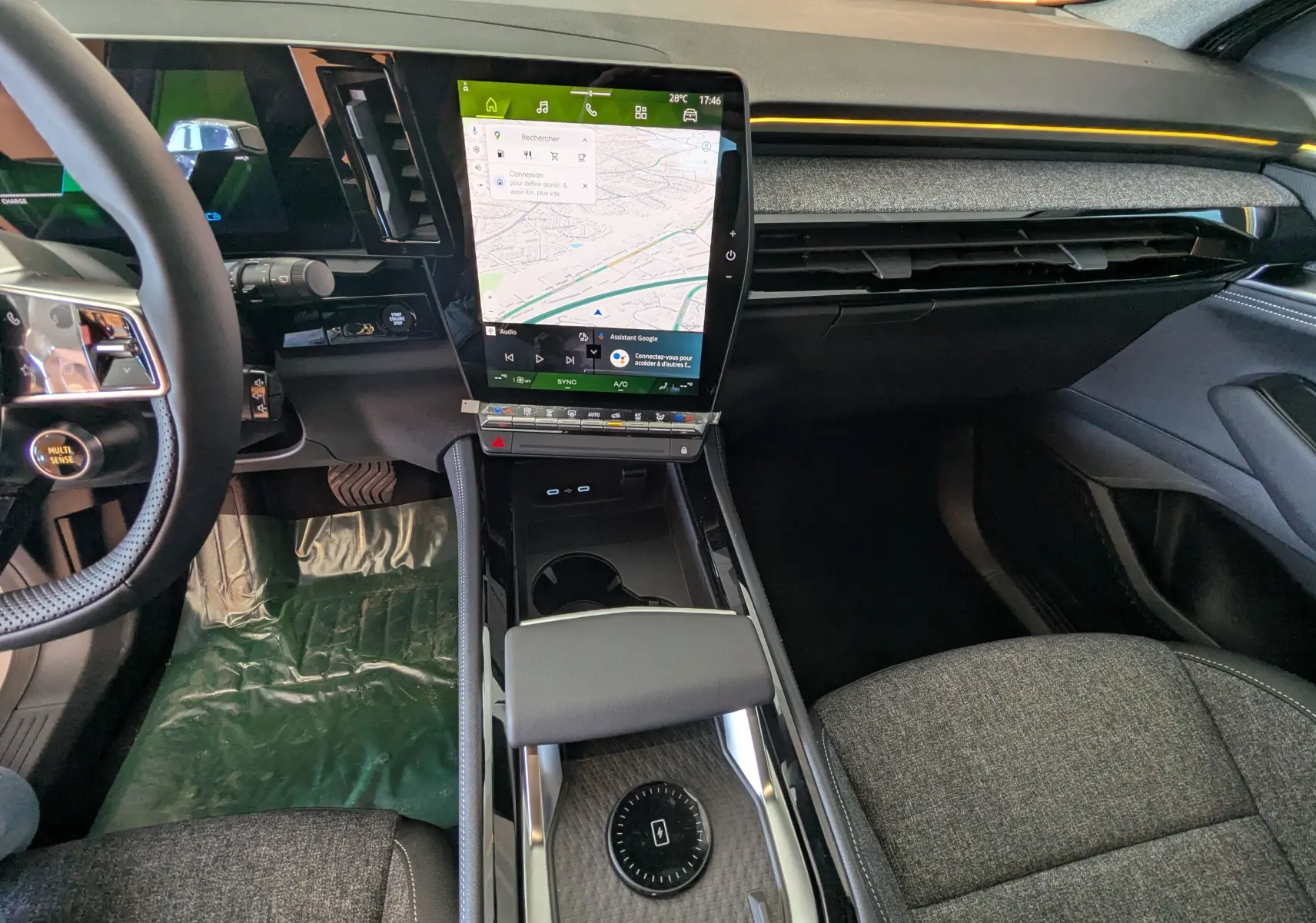 Vue intérieure côté conducteur du Renault Austral E-Tech 200 avec écran tactile vertical et sellerie tissu gris nuancé.