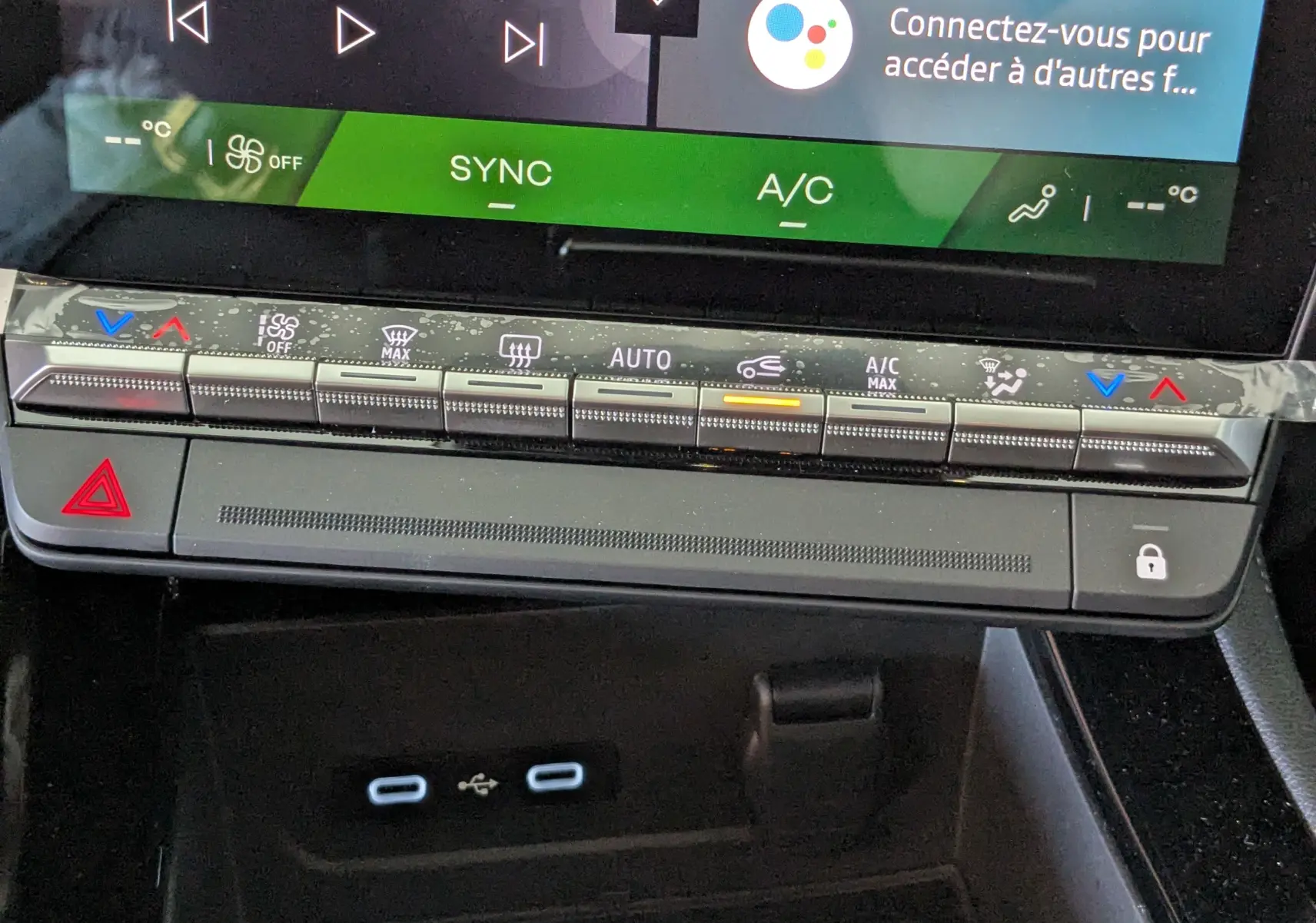 Détail de la console centrale du Renault Austral E-Tech 200, montrant les commandes de climatisation et les ports USB.