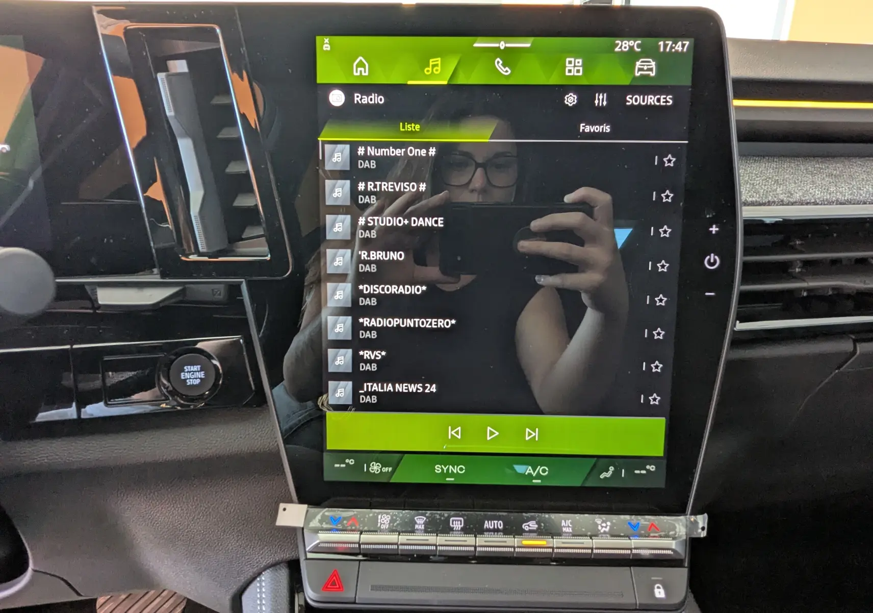 Vue rapprochée de l’écran tactile central du tableau de bord du Renault Austral E-Tech 200 Esprit Techno, affichant la radio DAB.