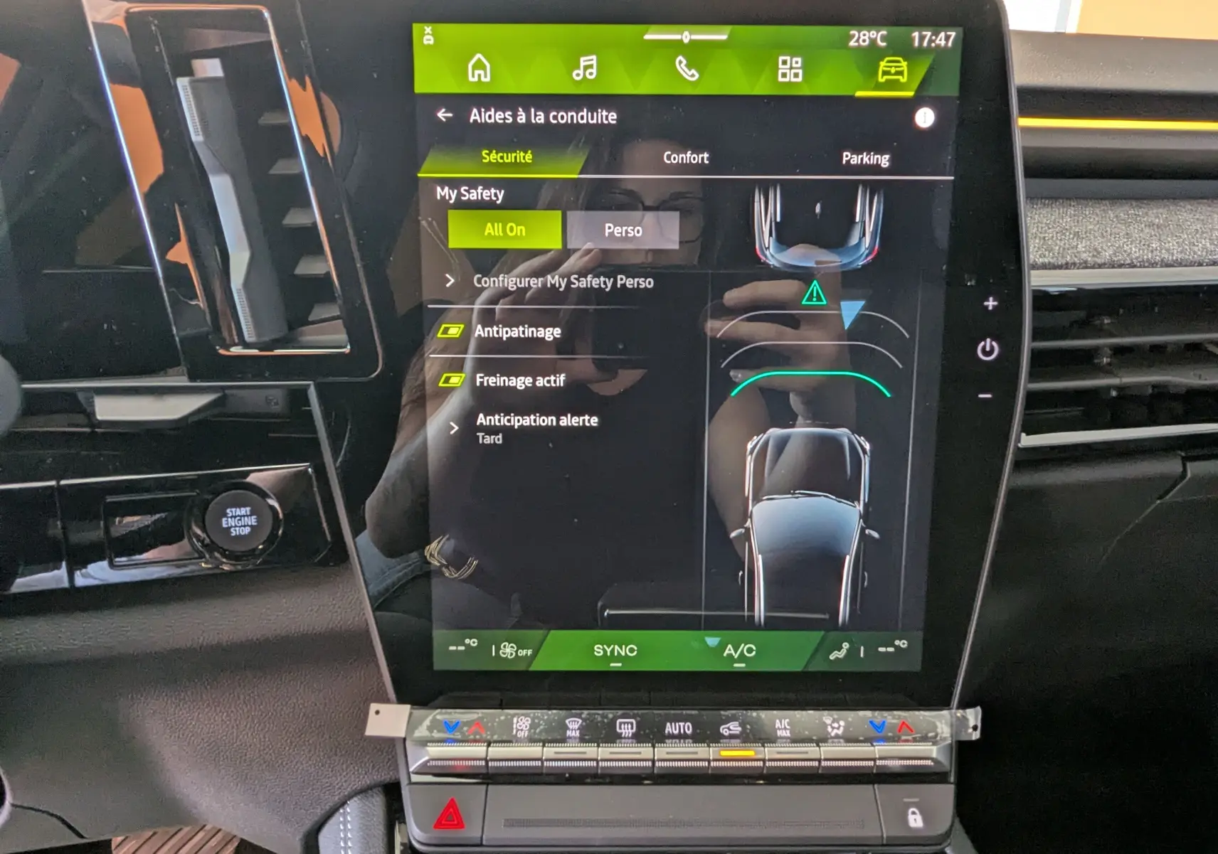 Écran tactile central du Renault Austral E-Tech 200 blanc nacré, affichant les aides à la conduite et commandes climatisation.
