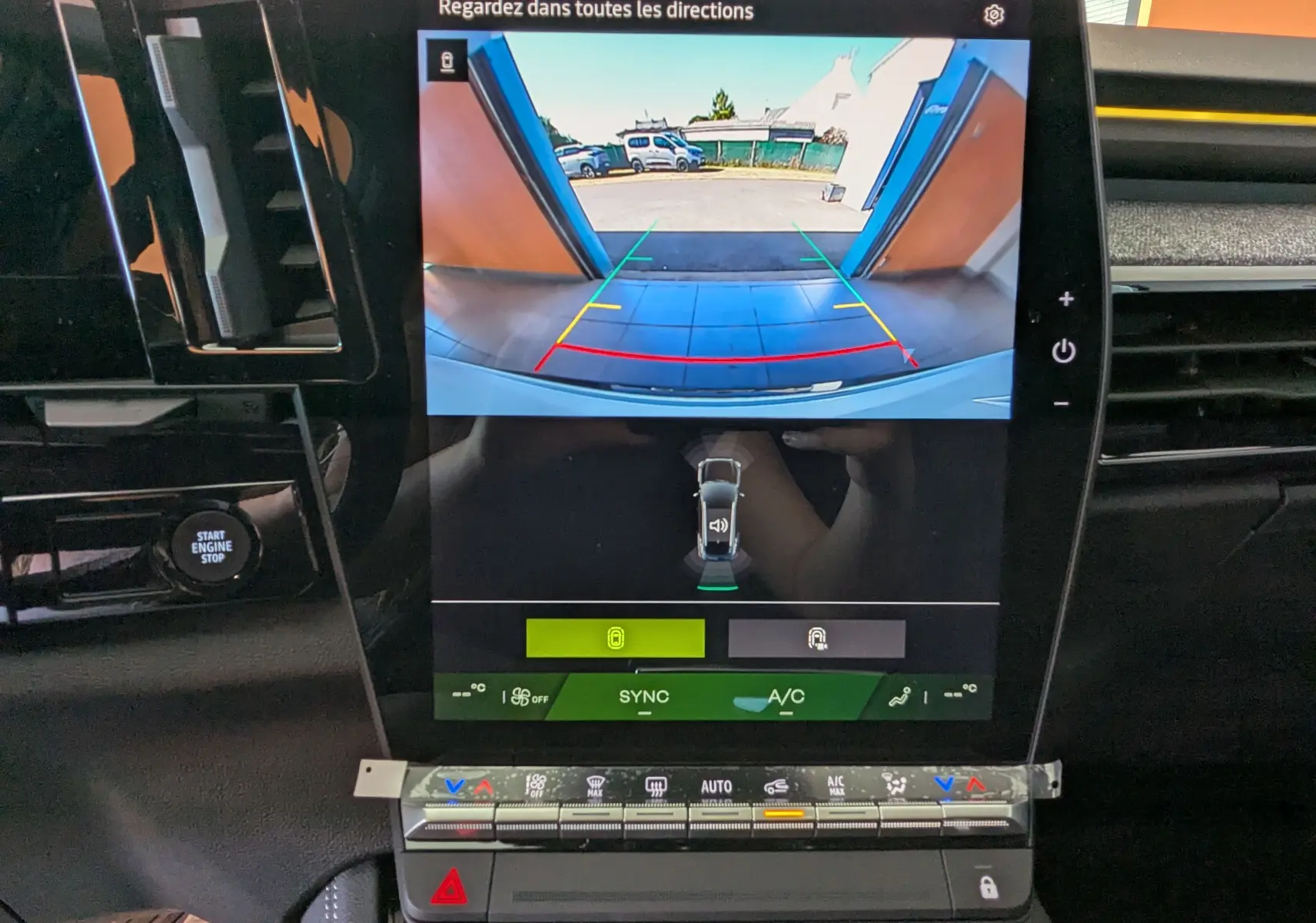 Vue intérieure du tableau de bord du Renault Austral E-Tech 200 blanc nacré, écran tactile affichant la caméra de recul.