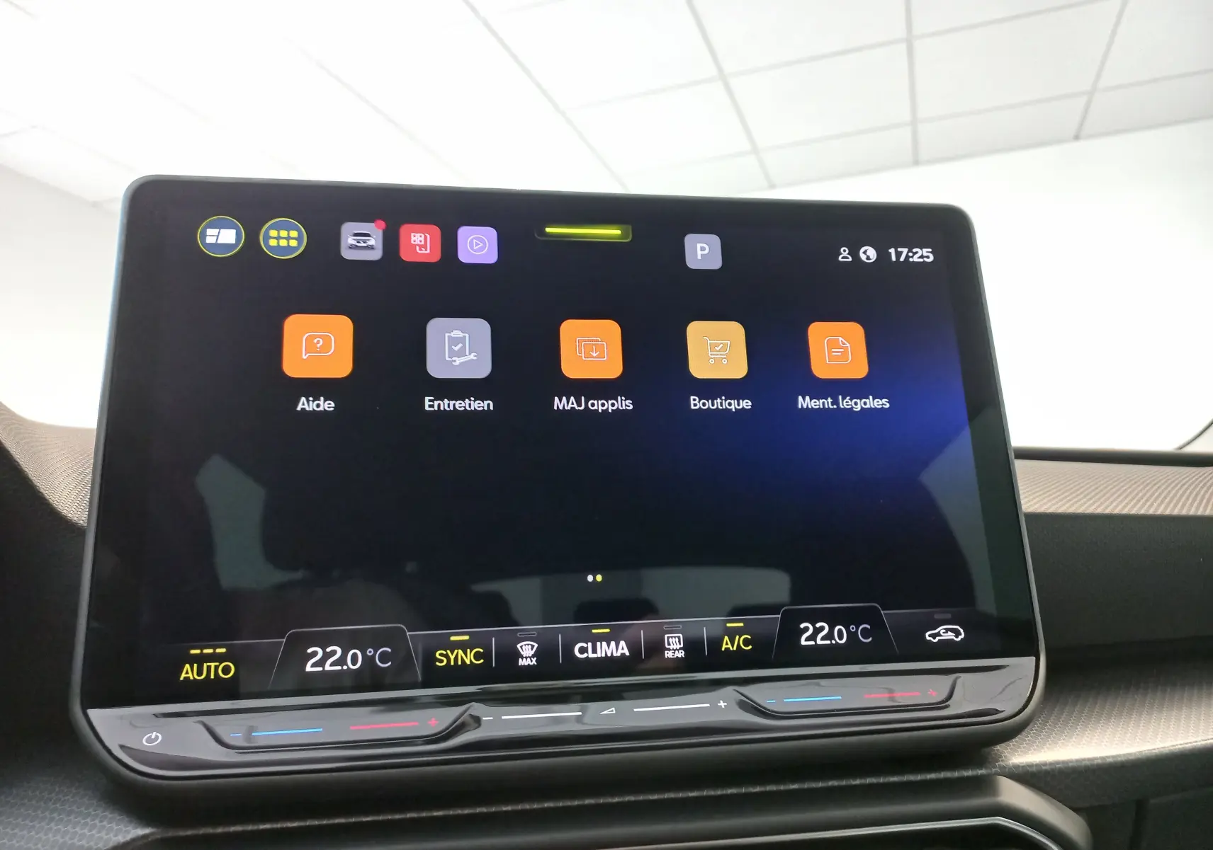 Écran tactile central 12,9'' du SEAT LEON 1.5 eTSI 115 DSG7 COPA affichant les menus d’aide et réglages climatiques.