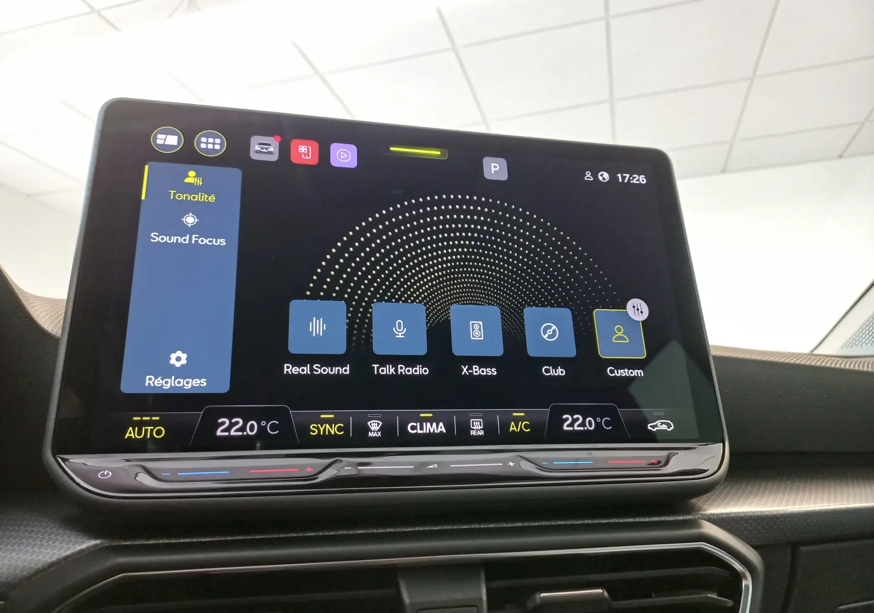 Écran tactile central 12,9'' du SEAT Leon 2025 affichant les réglages audio et climatisation intérieure.