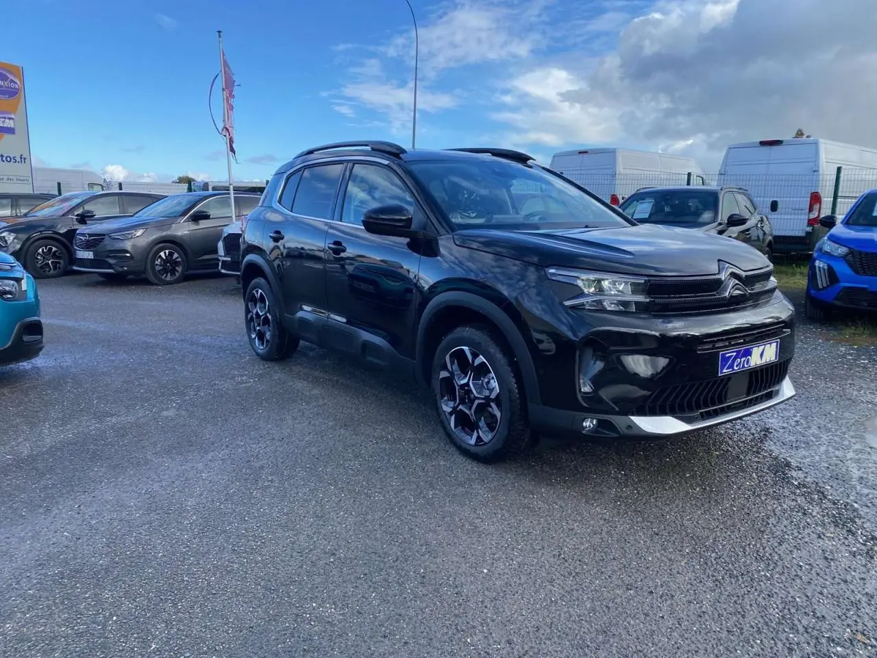 Citroën C5 Aircross noir perla en 3/4 avant droit, avec jantes alliage 18'' bi-ton et sabots aluminium visibles.