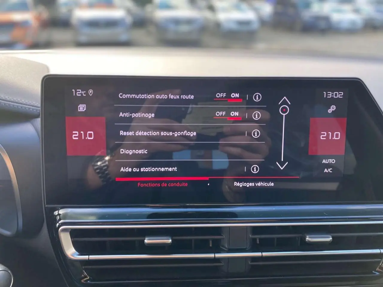 Écran tactile central du Citroën C5 Aircross 2025 affichant les réglages d'aide à la conduite et climatisation à 21°C