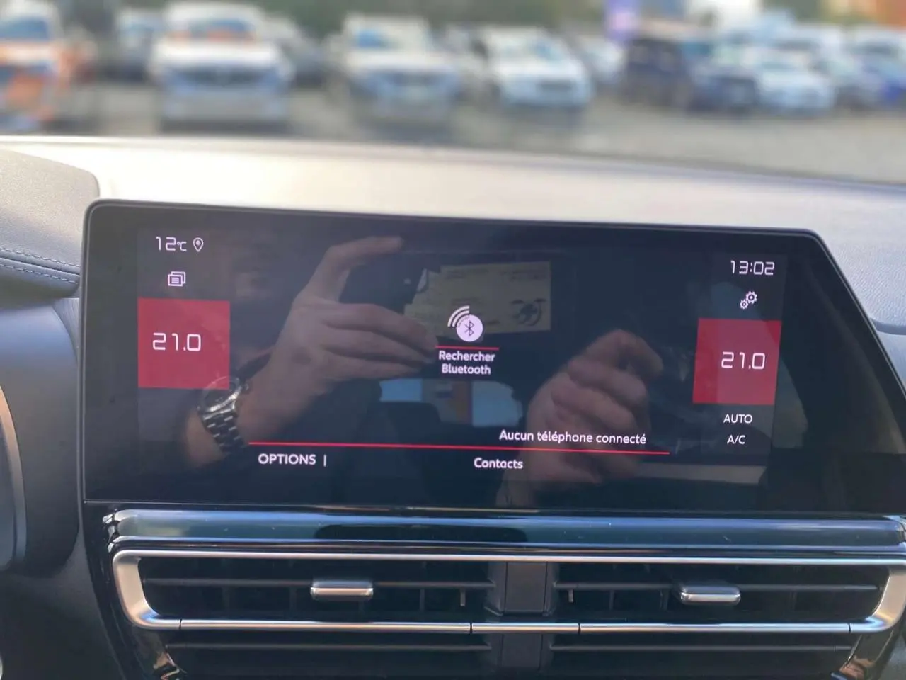 Tableau de bord du Citroën C5 Aircross 2025 avec écran tactile 10'' affichant la recherche Bluetooth, intérieur noir.