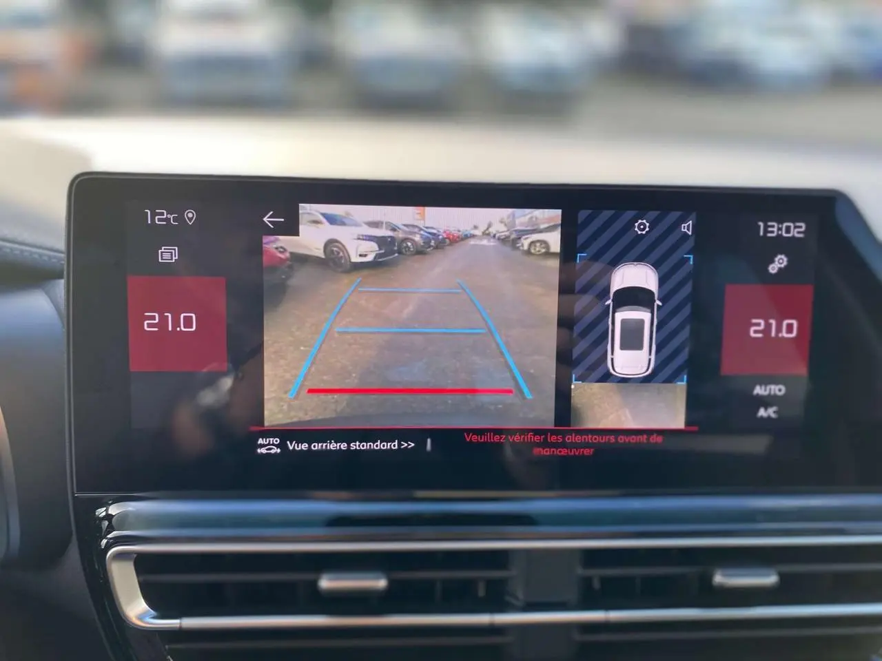 Écran tactile intérieur montrant la caméra de recul et l'aide au stationnement du Citroën C5 Aircross noir Perla.