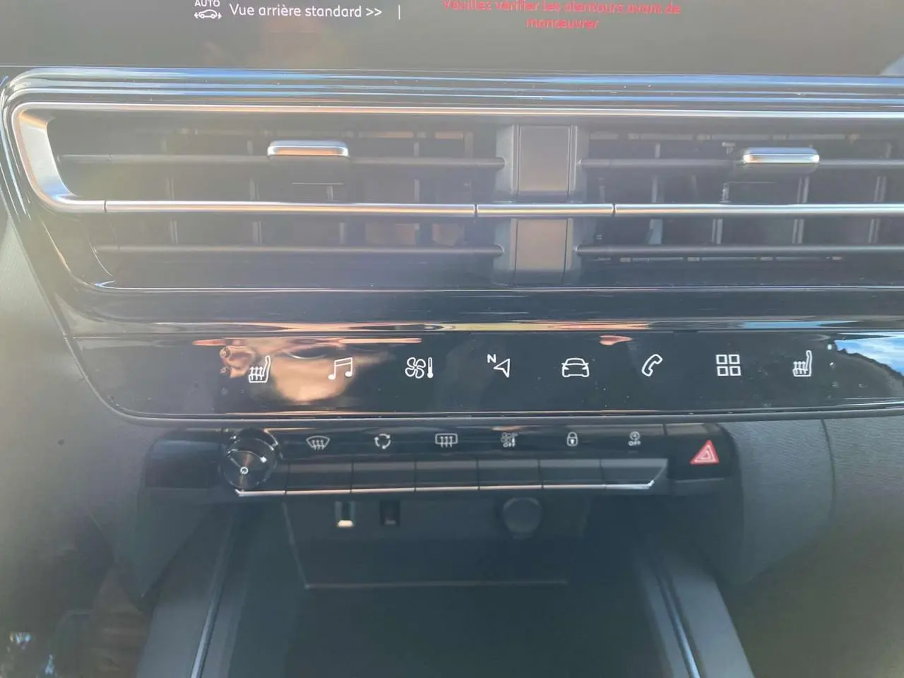 Détail du tableau de bord noir brillant du Citroën C5 Aircross 2025 avec commandes tactiles et aérateurs horizontaux.