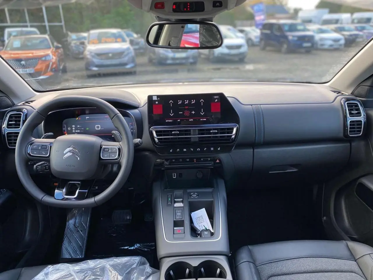 Vue intérieure avant du Citroën C5 Aircross 2025 avec tableau de bord moderne et écran tactile central.