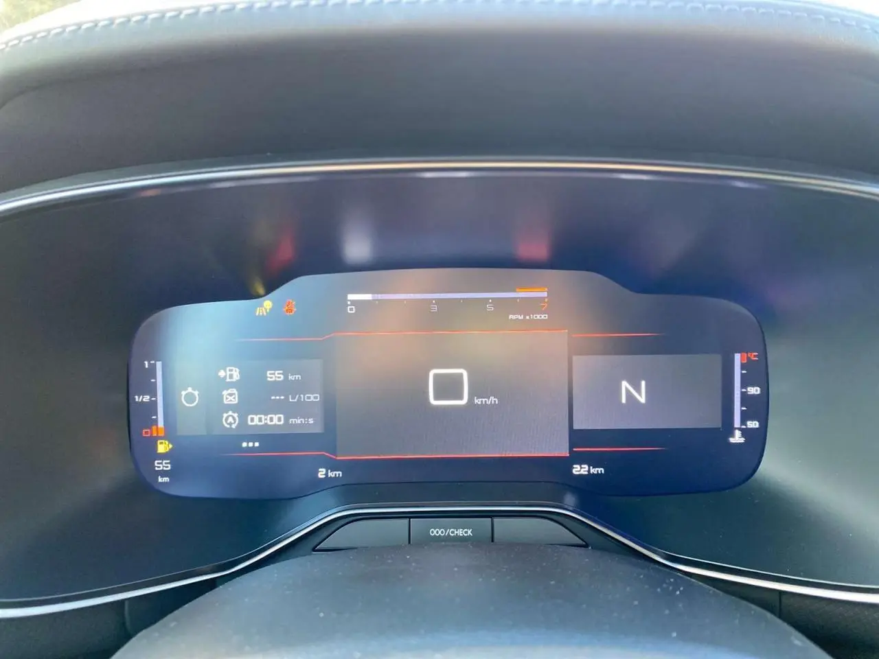 Tableau de bord numérique du Citroën C5 Aircross 2025 affichant vitesse, régime moteur et température moteur.