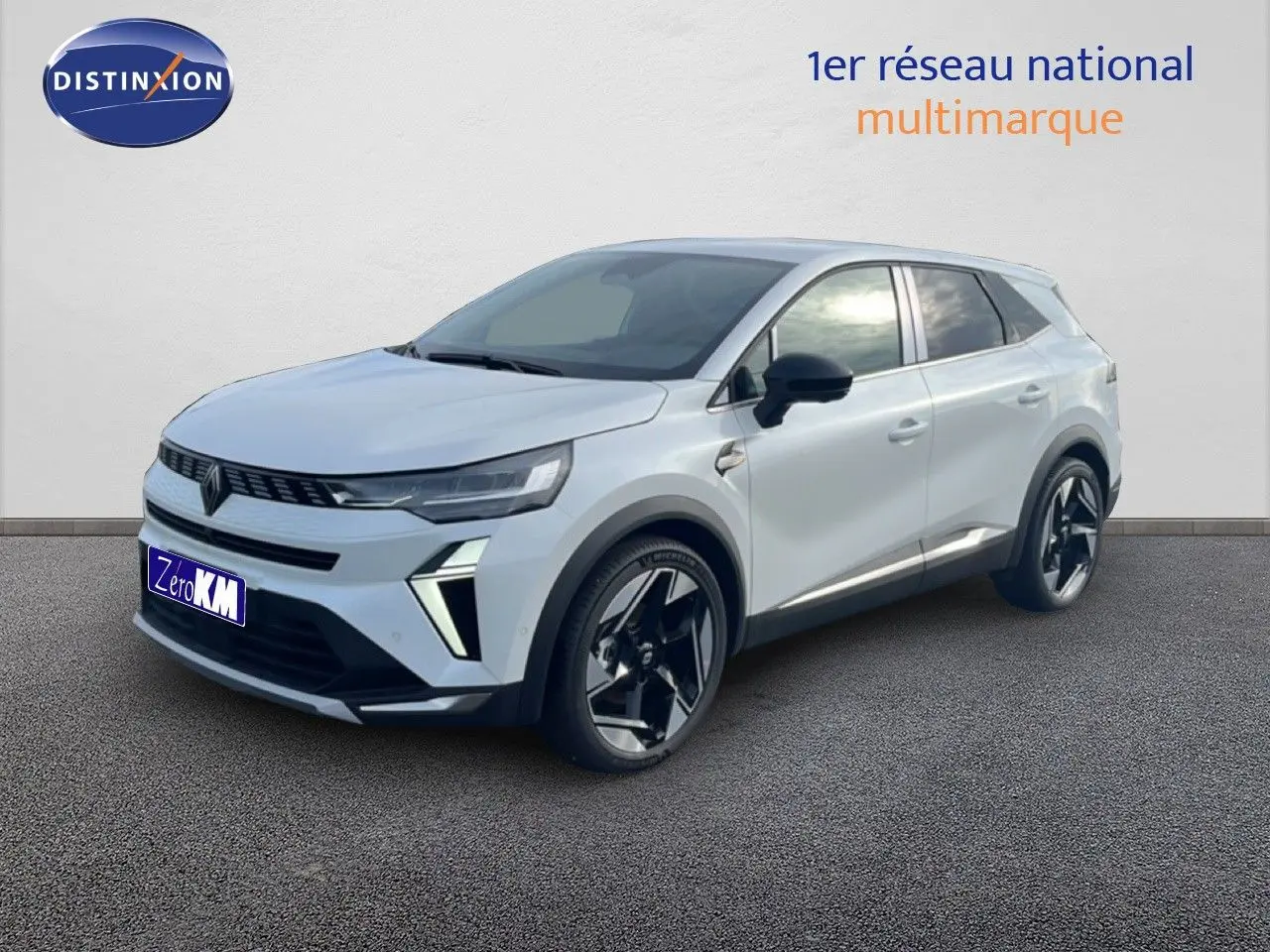 Renault Symbioz blanc nacré métal en 3/4 avant droit, avec jantes noires et détails modernes sur carrosserie.