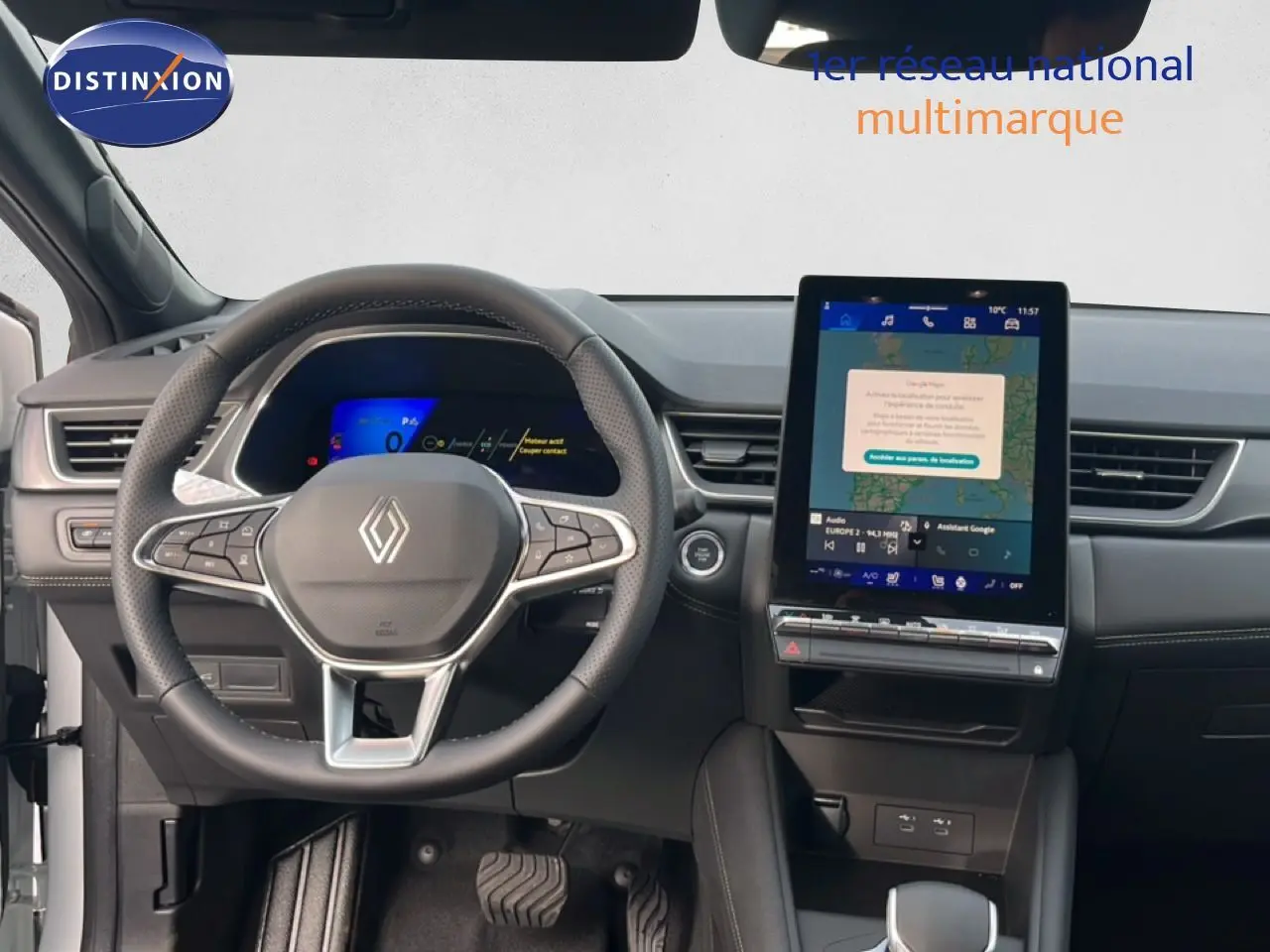 Vue intérieure centrée sur le volant et l’écran tactile vertical du Renault Symbioz blanc nacré 2025, finition Iconic.