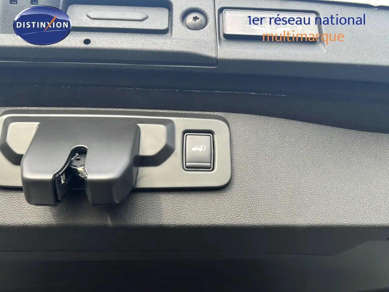 Détail du mécanisme d'ouverture électrique du hayon sur Renault Symbioz blanc nacré 2025.