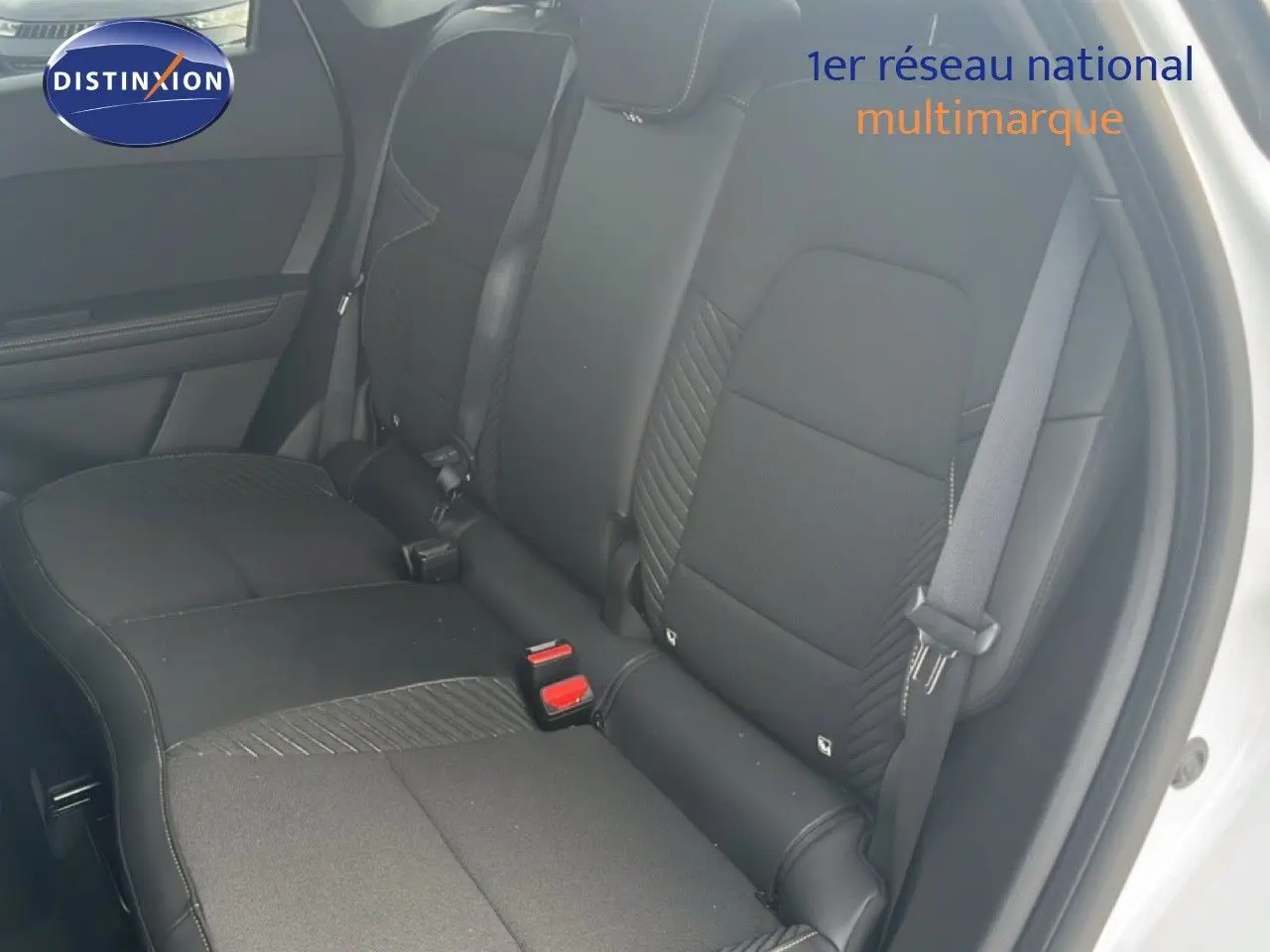 Vue intérieure côté droit sur la banquette arrière noire avec ceinture de sécurité d'une Renault Symbioz blanc nacré 2025.