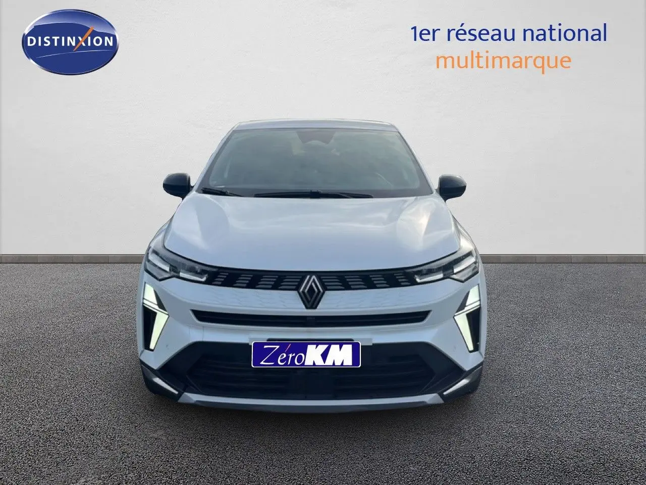 Vue de face du Renault Symbioz blanc nacré métallisé, avec ses phares LED distinctifs allumés.