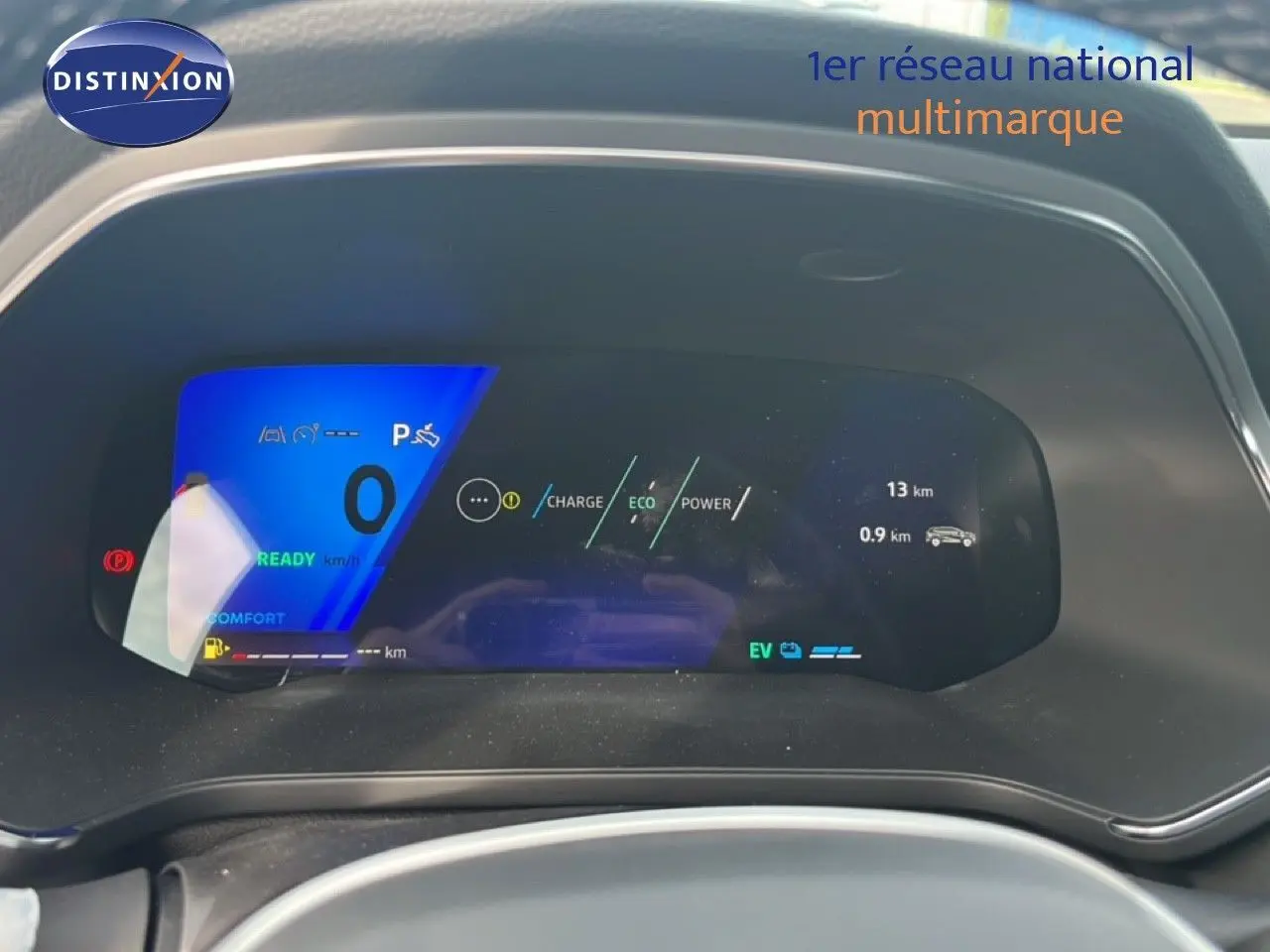 Tableau de bord numérique de Renault Symbioz 2025 affichant vitesse, mode éco et autonomie, vue frontale intérieure.
