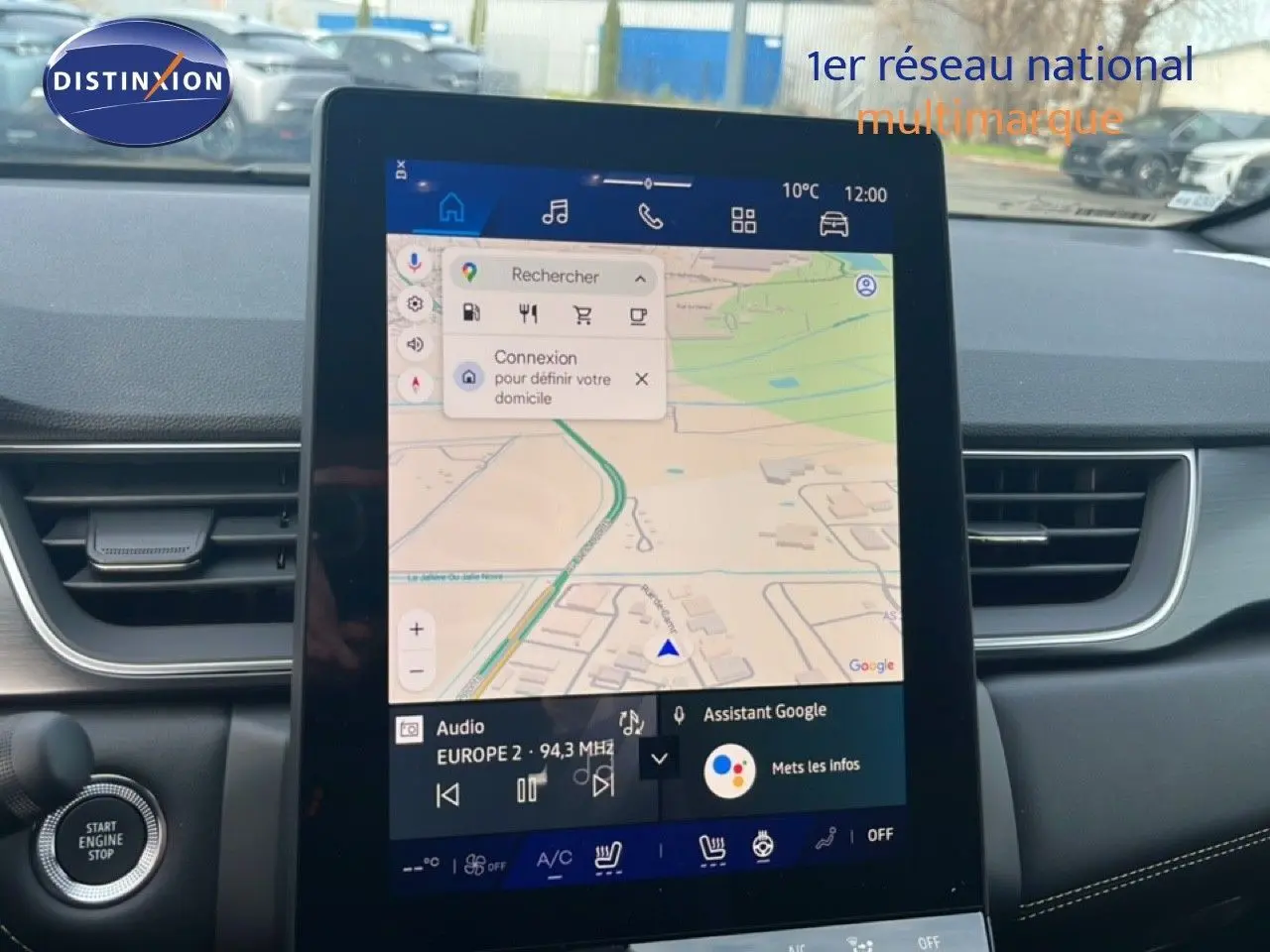 Vue intérieure centrée sur l'écran tactile du système de navigation d'une Renault Symbioz blanc nacré 2025.