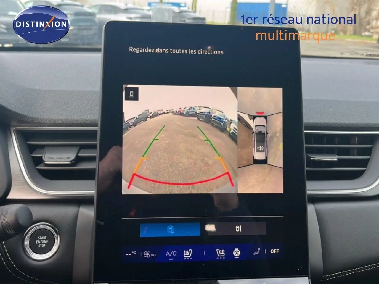 Vue intérieure sur l’écran central du Renault Symbioz blanc nacré, affichant la caméra de recul et la vue à 360 degrés.