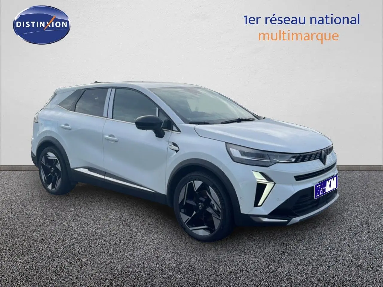 Renault Symbioz blanc nacré métal en 3/4 avant droit, SUV hybride avec jantes noires et détails LED distinctifs.