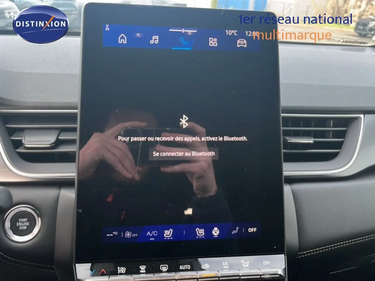 Écran tactile central du tableau de bord de la Renault Symbioz blanc nacré, vue de face en intérieur.