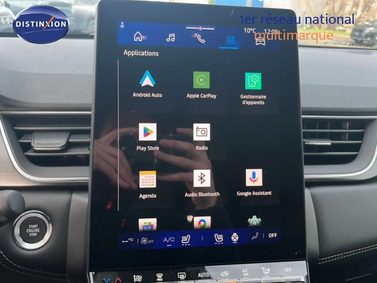 Écran tactile central affichant les applications connectées dans l’habitacle du Renault Symbioz blanc nacré, vue frontale intérieure.