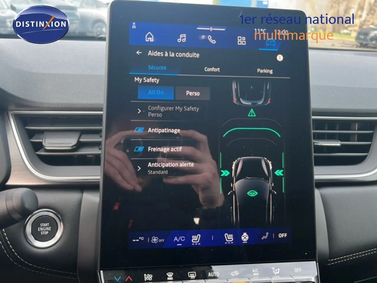 Écran tactile central affichant les aides à la conduite dans l'habitacle d'une Renault Symbioz blanc nacré.