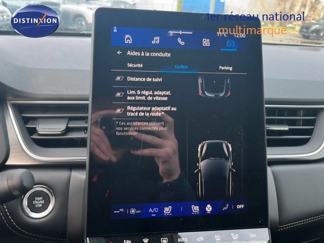 Écran tactile central affichant les aides à la conduite dans l’habitacle d’une Renault Symbioz 2025.