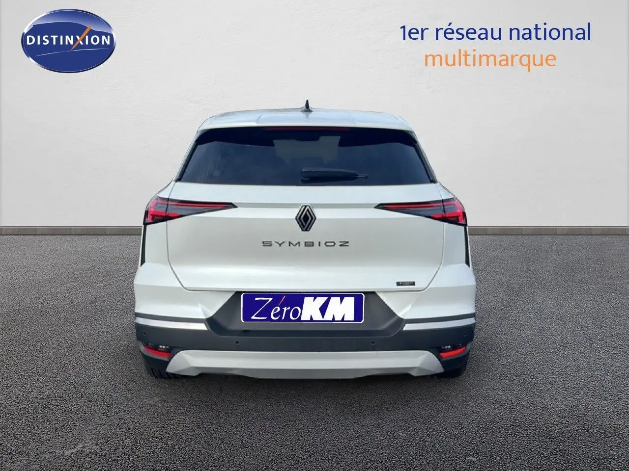 Vue arrière d'une Renault SYMBIOZ blanche nacrée métal 2025 avec feux LED effilés et hayon fermé.