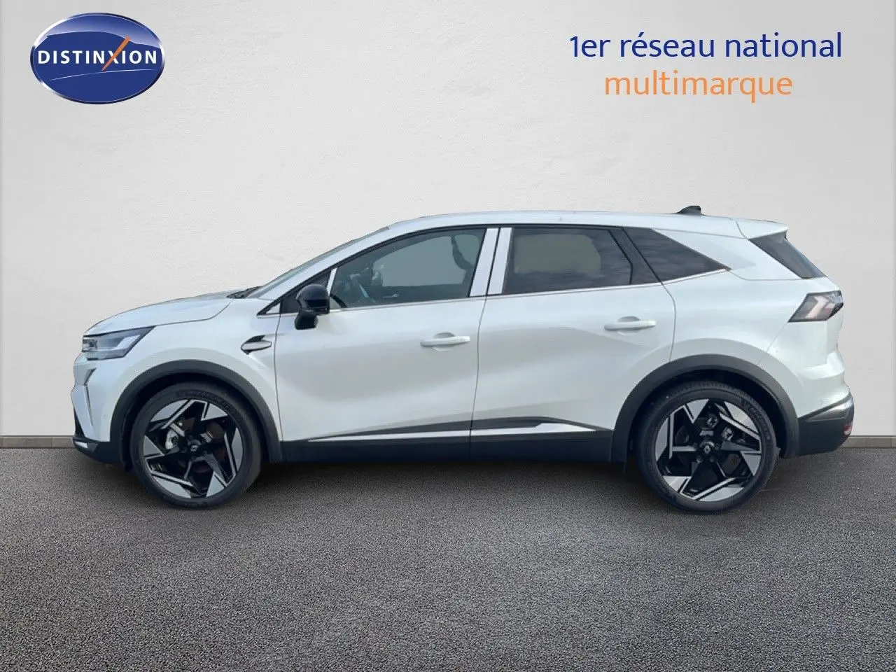 Profil droit du Renault Symbioz blanc nacré 2025, SUV hybride avec jantes noires au design moderne.