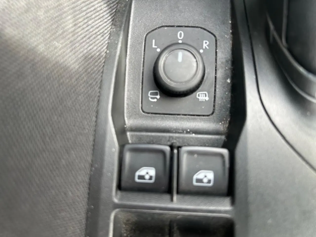 Gros plan sur les commandes de réglage des rétroviseurs et des vitres côté conducteur d’un CUPRA Formentor gris Fiord Metal.