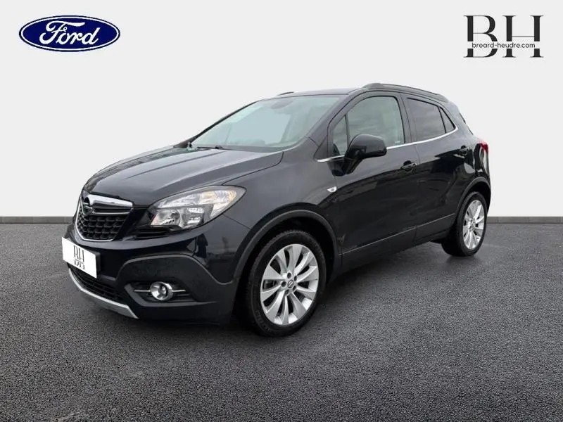 Opel Mokka noir carbone vue 3/4 avant droit, jantes alu et calandre chromée visible sur fond neutre.