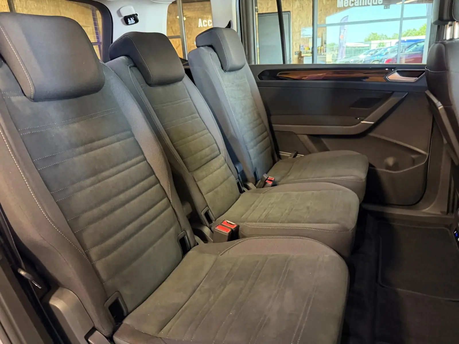 Vue latérale droite sur les trois sièges individuels gris de la deuxième rangée du Volkswagen Touran 2025.