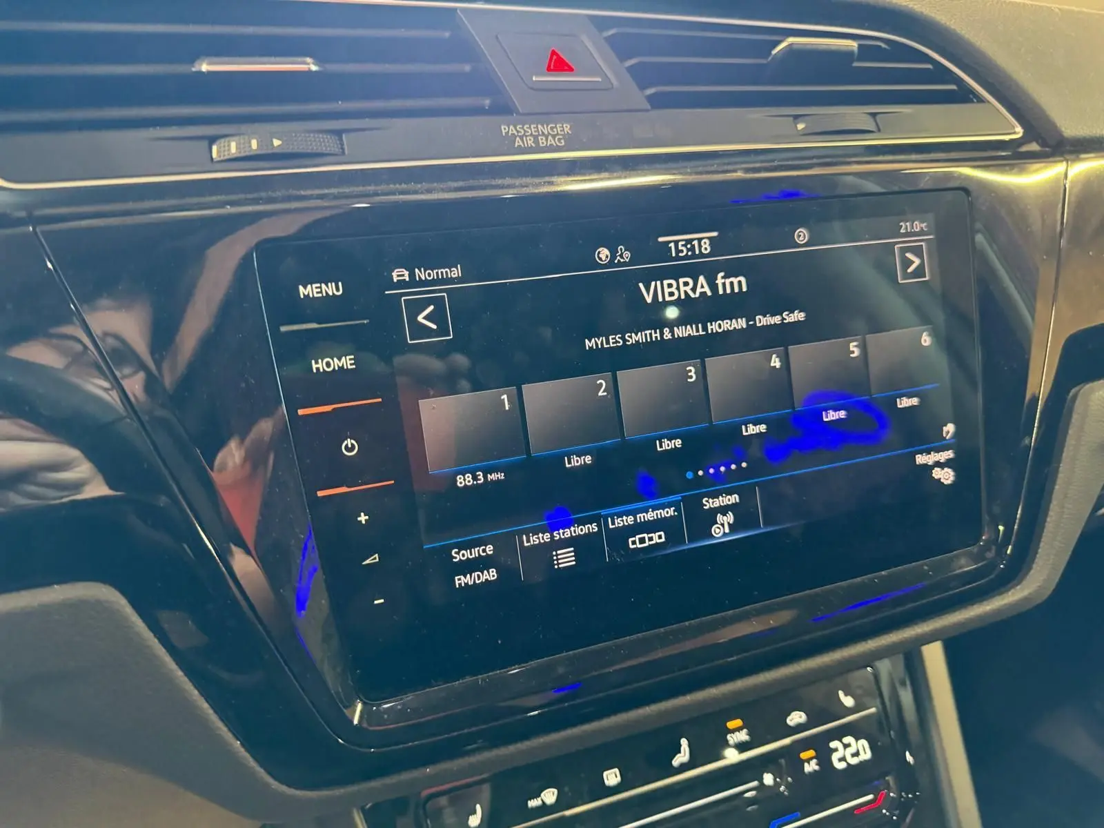 Écran tactile central du système infotainment Volkswagen Touran 2025, affichant la radio VIBRA fm en intérieur noir.