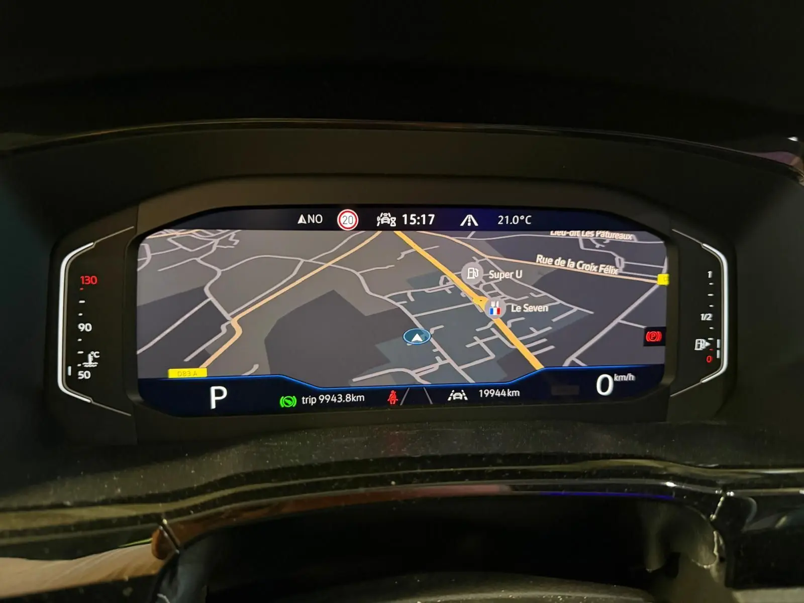 Vue rapprochée du tableau de bord numérique du Volkswagen Touran 2025, affichant la navigation et les informations de conduite.