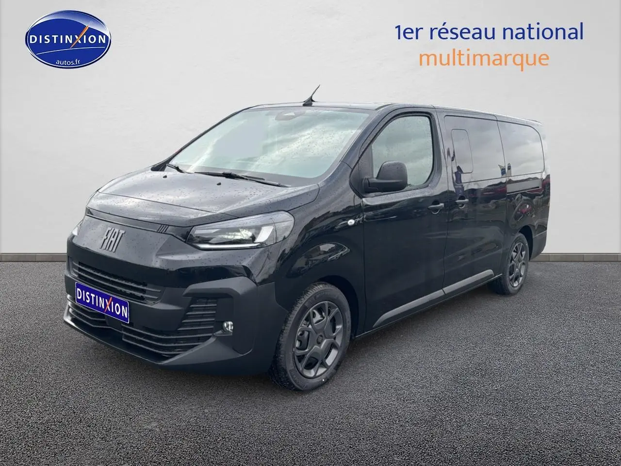 Vue 3/4 avant droite d’un FIAT Scudo Combi noir avec porte latérale coulissante et jantes sombres.