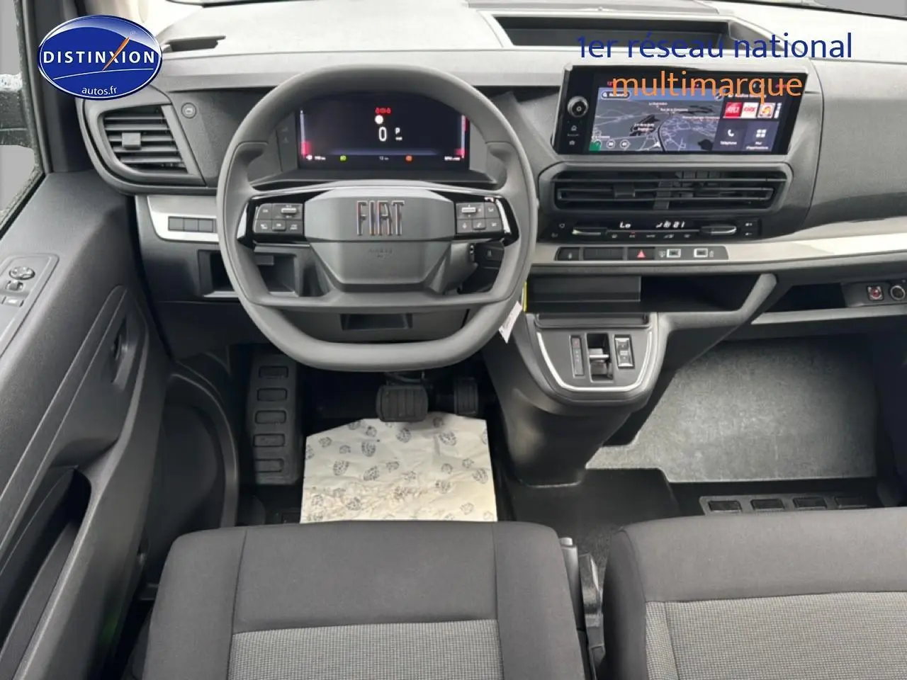 Vue intérieure avant du Fiat Scudo Combi noir 2026, tableau de bord moderne avec écran tactile et volant multifonctions.
